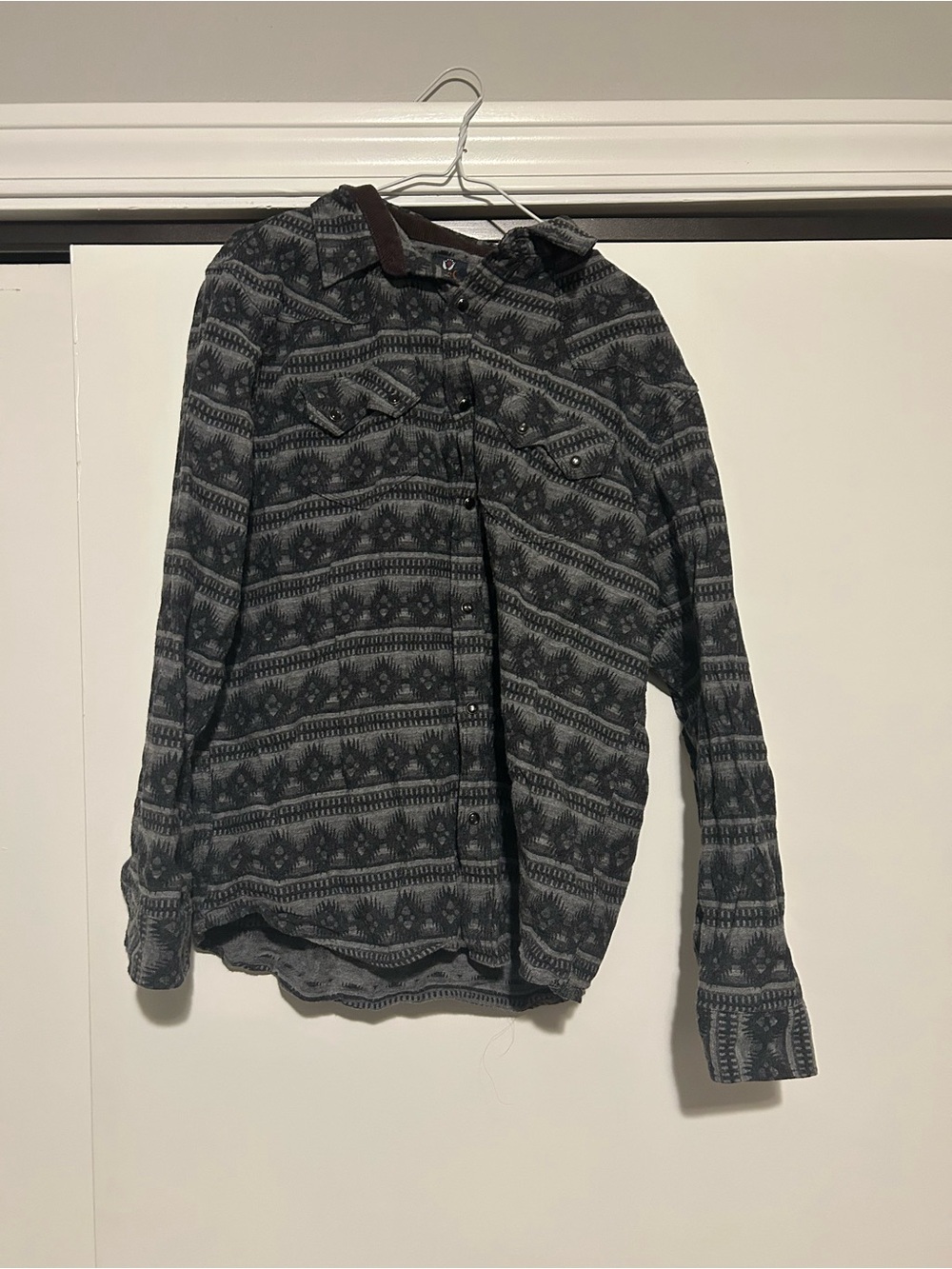 Men's Patterned Button-Up Pearl Snap Shirt in Charcoal and Gray